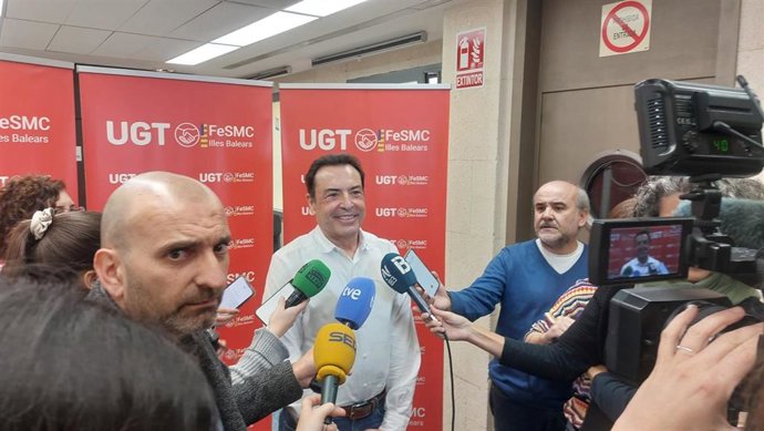El secretario general de Servicios, Movilidad y Comercio de UGT Baleares, José García Relucio, en declaraciones a los medios tras la primera negociación del convenio de hostelería.