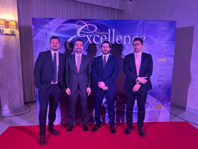 Imagen del concejal de Turismo del Ayuntamiento de Almería, Joaquín Pérez de la Blanca, y los miembros de la Fundción Bahía Almeriport en los Premios Excellence de Cruceros.