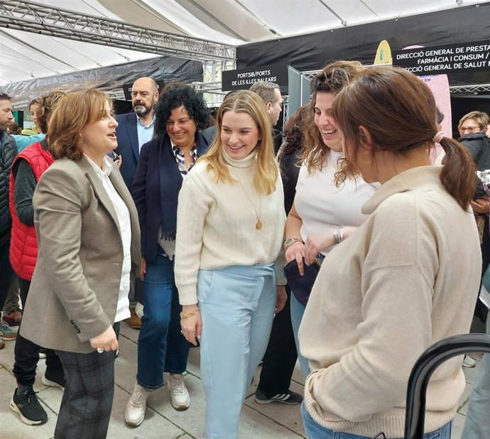 La presidenta del Govern, Marga Prohens, inaugura el tradicional mercado organizado con motivo del Día de Baleares