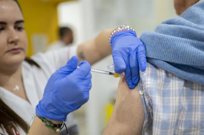 Archivo - Un hombre se vacuna durante la campaña de vacunación contra la gripe