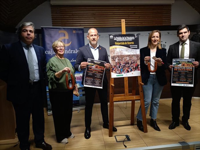 El alcalde de Malpartida de Cáceres, Alfredo Aguilera, y la diputada de Turismo, Elísabeth Martín, presentan la Pedida de la Patatera