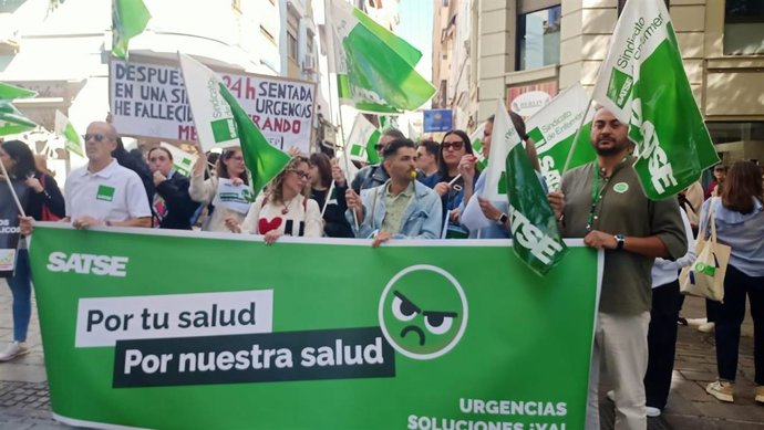 Concentración de protesta de los enfermeros a las puertas del Parlamento de Canarias contra la mala situación de los servicios de Urgencias