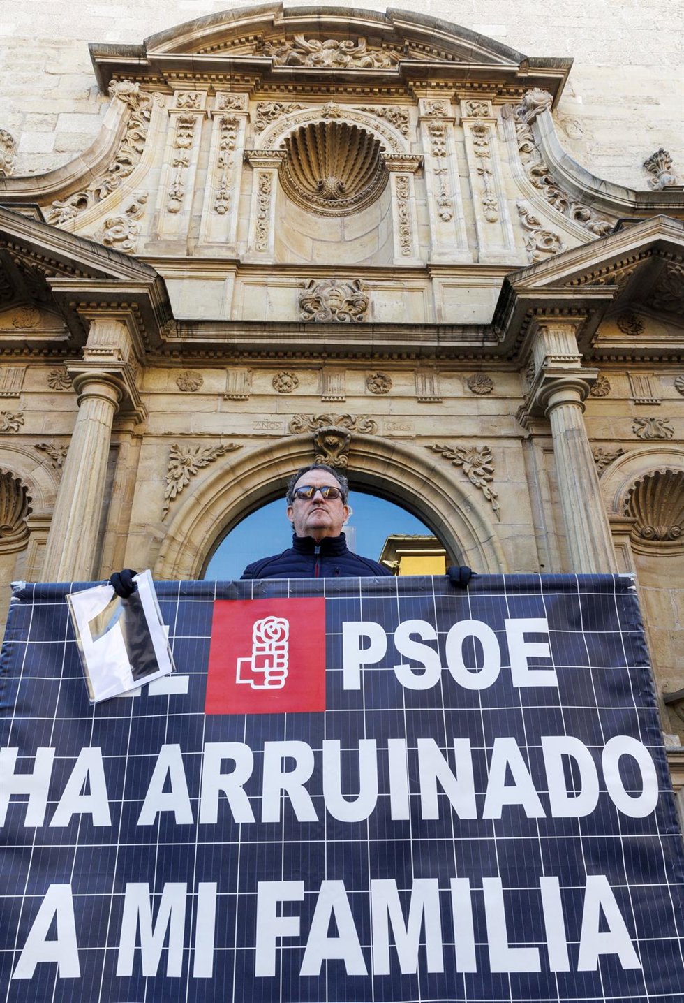 El actor César Vea con una pancarta a las puertas del Parlamento de La Rioja, a 17 de febrero de 2025, en Logroño, La Rioja (España).