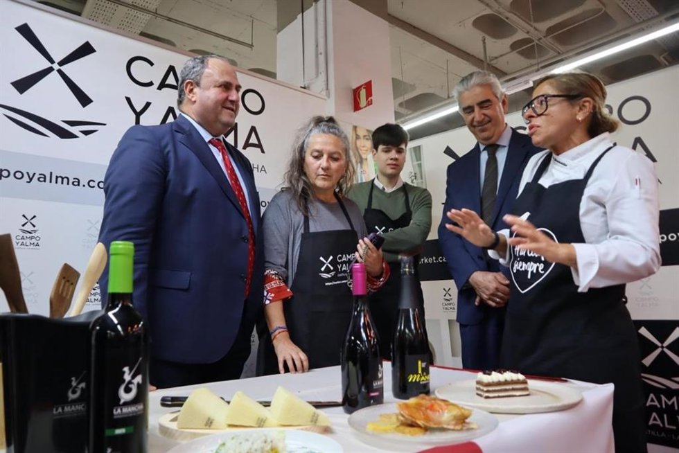 El consejero de Agricultura, Ganadería y Desarrollo Rural, Julián Martínez Lizán, en la presentación en el hipermercado Alcampo del centro comercial 'La Vaguada'.