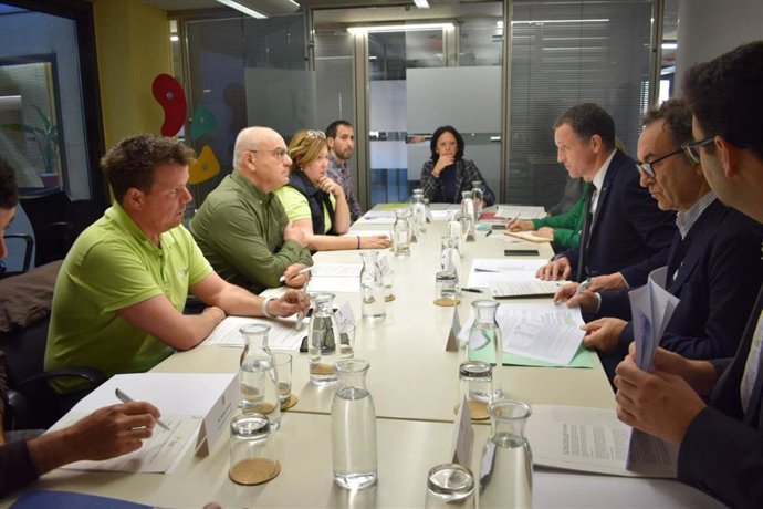 El conseller de Agricultura, Ganadería, Pesca y Alimentación, Òscar Ordeig, en una reunión con la plataforma Joves Agricultors i Ramaders de Catalunya (Jarc)