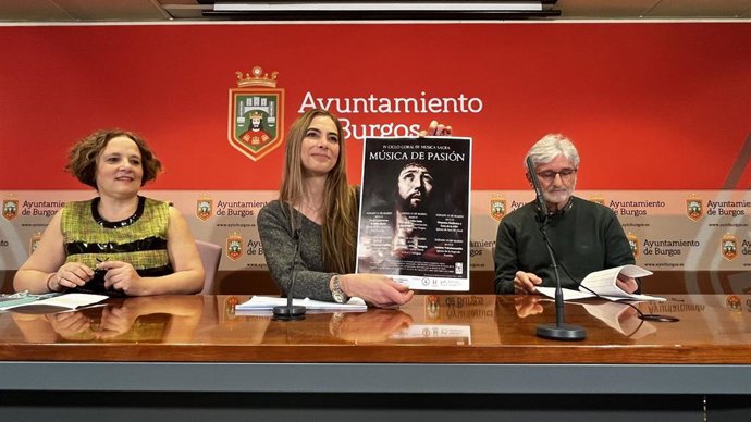 La vicepresidenta de las corales de Burgos, Marta Hernando, la concejala Carolina Álvarez, y el tesorero, Moisés Vallejo