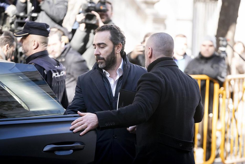 Archivo - El empresario Víctor de Aldama (c) y el líder de Desokupa, Daniel Esteve (d), salen del Tribunal Supremo, a 16 de diciembre de 2024, en Madrid (España).