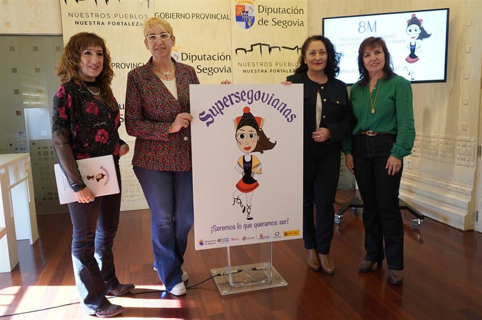 La diputada de Igualdad, Pilar Martín (segunda, dcha) con responsables del Área de Servicios Sociales.