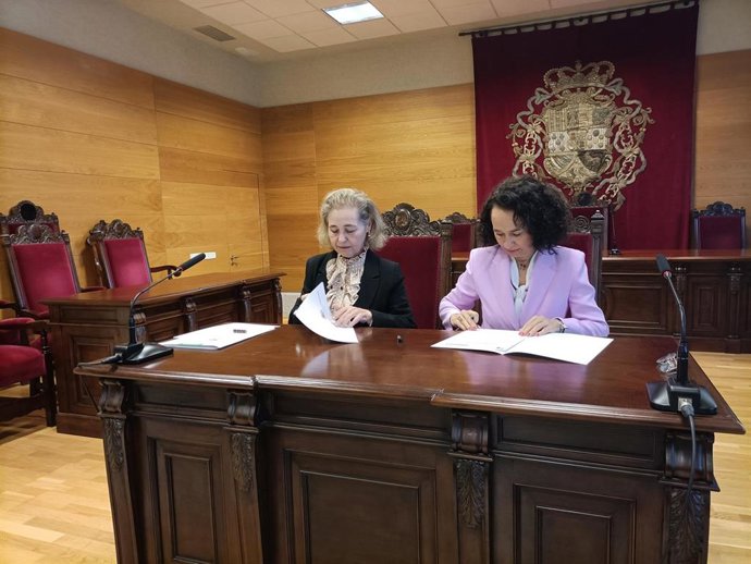 La consejera de Educación, Mercedes Vaquera, y la presidenta del TSJEx, María Félix Tena, firman un convenio para formar a los docentes extremeños en materia jurídica