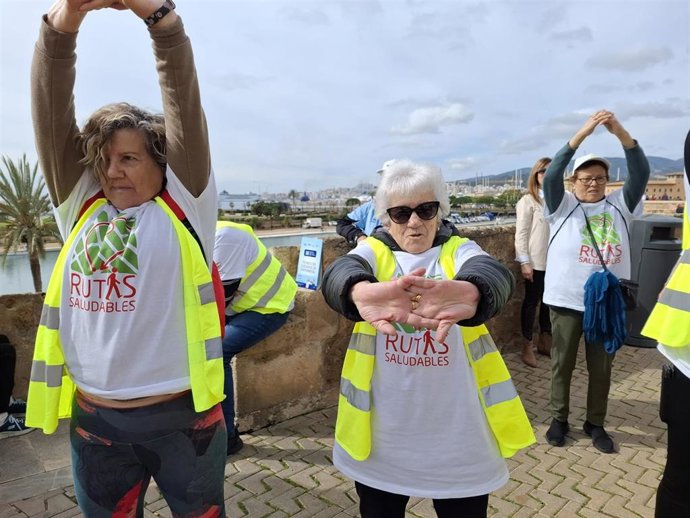 Usuarias de las rutas saludables haciendo estiramientos