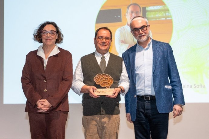 De izquierda a derecha: Cristina Maragall, presidenta de la Fundación Pasqual Maragall; Arcadi Navarro, director de la misma; Dr. Alberto Rábano, director del Banco de Tejidos BT-CIEN-Fundación Reina Sofía.
