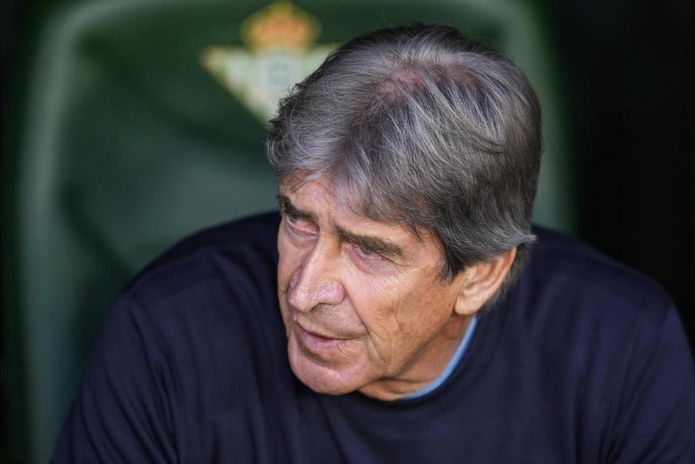 Manuel Pellegrini, head coach of Real Betis, looks on during the UEFA Europa Conference League 2024/25 League Knockout Play-off Second Leg match between Real Betis Balompie and KAA Gent at Benito Villamarin stadium on February 20, 2025 in Sevilla, Spain.