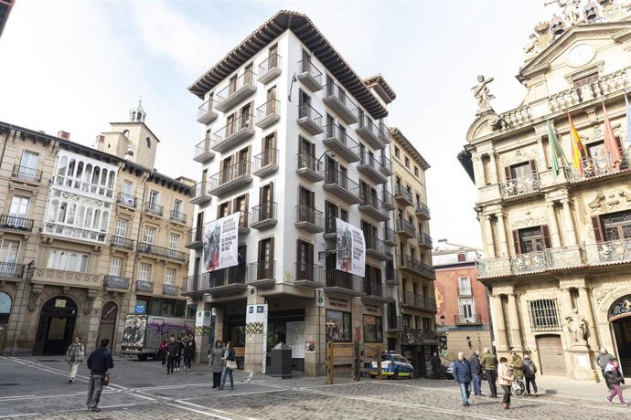 Casa Seminario con las dos lonas.