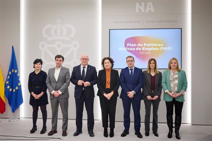 (I-D) Pilar Ruiz Cobo (CCOO), Ignacio Ugalde (CEPES Navarra), Los Consejeros Carlos Gimeno Y  Carmen Maeztu, Javier Iradiel (CEN), Eva Azanza (UGT) Y La Directora Gerente Del SNE, Miriam Martón.