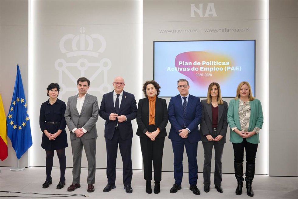 (I-D) Pilar Ruiz Cobo (CCOO), Ignacio Ugalde (CEPES Navarra), Los Consejeros Carlos Gimeno Y  Carmen Maeztu, Javier Iradiel (CEN), Eva Azanza (UGT) Y La Directora Gerente Del SNE, Miriam Martón.