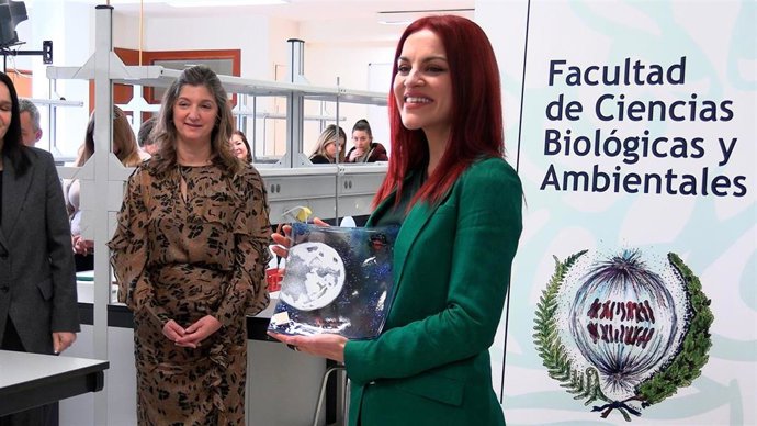 La astronauta Sara García durante su visita este viernes a la Universidad de León