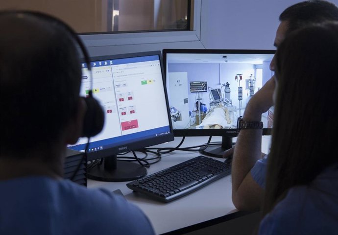 Archivo - Profesionales del SimHUB usan el simulador.