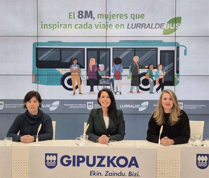Presentación de la campaña de Lurraldebus por el 8M.