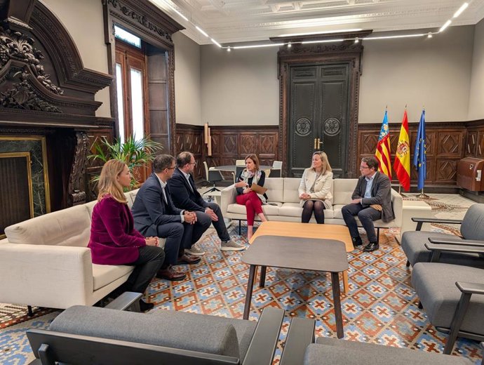 L'alcaldessa de València, María José Catalá , es reuneix amb responsables de NxN Datacenters a l'Ajuntament de València