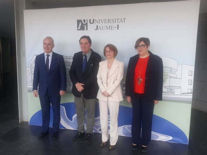 Luis García Montero junt amb la rectora de la UJI, Eva Alcón
