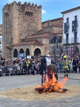 Quema del pelele en la Plaza Mayor de Cáceres en la Fiesta de las Lavanderas
