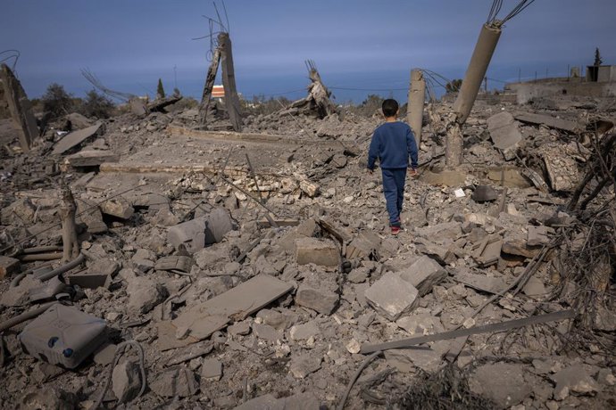 Archivo - Arquivo - Um menino caminha sobre os escombros de um prédio destruído por ataques israelenses no sul do Líbano.