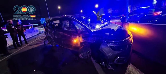 La Policía Nacional detiene a dos personas tras una persecución por carretera en la que resultaron heridos varios agentes