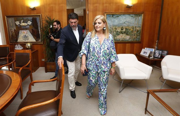 Archivo - El alcalde de Alicante, Luis Barcala (i), y la portavoz de Vox, Carmen Robledillo (d).