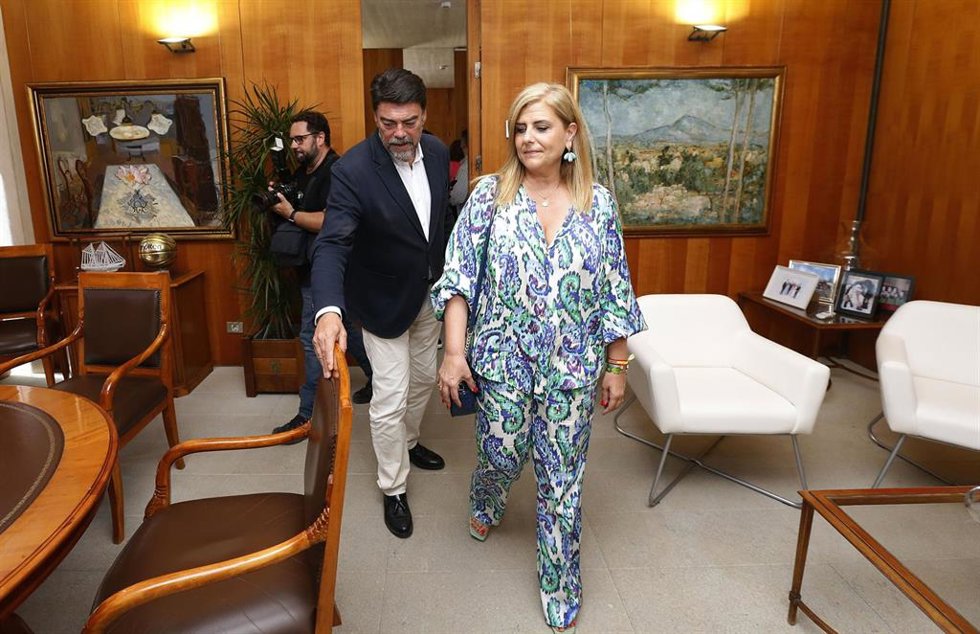 Archivo - El alcalde de Alicante, Luis Barcala (i), y la portavoz de Vox, Carmen Robledillo (d).