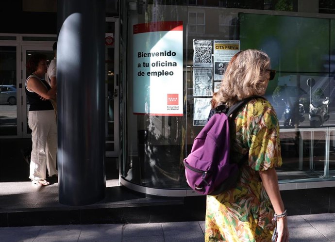 Archivo - Una oficina de empleo (SEPE), a 2 de julio de 2024, en Madrid (España). La Seguridad Social ganó una media de 71.095 cotizantes en junio respecto al mes anterior (+0,3%), gracias, sobre todo, al impulso de la hostelería y el comercio, que sumaro