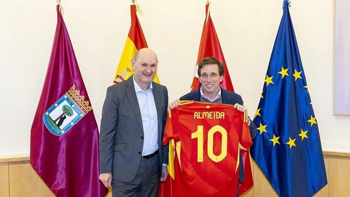 El presidente de la RFEF, Rafael Louzán, y el alcalde de Madrid, José Luis Martínez-Almeida.