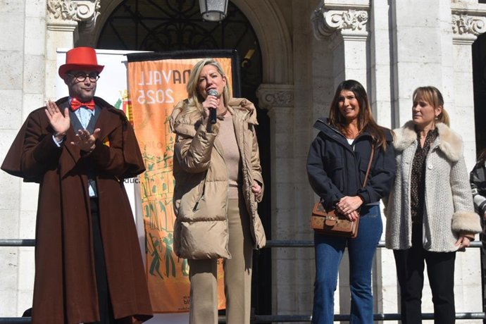 La concejala de Educación y Cultura, Irene Carvajal, ha recibido hoy a los colegios participantes en el 'Carnaval de los coles'