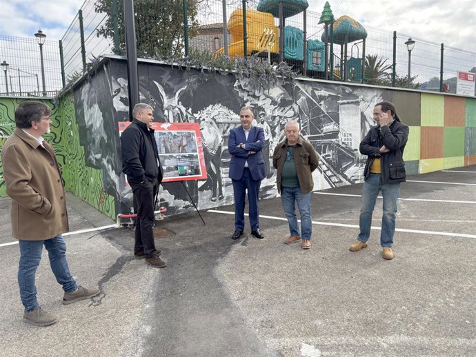 El consejero de Fomento, Roberto Mededia, en Villaescusa