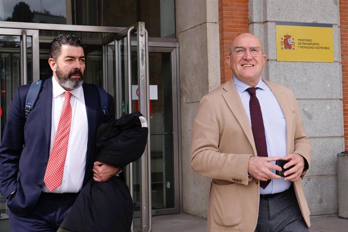 El alcalde de Valladolid, Jesús Julio Carnero,a compañado por el concejal de Tráfico y Movilidad, Alberto Gutiérrez Alberca.
