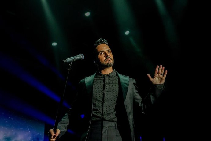 Archivo - El cantante Luis Fonsi 