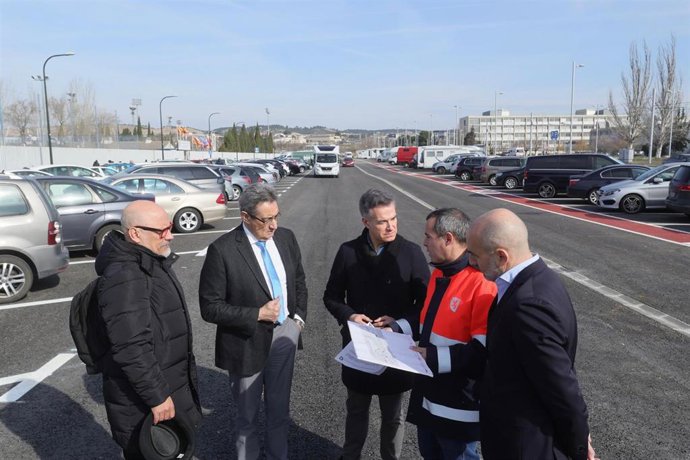 El consejero municipal de Urbanismo, Infraestructuras, Energía y Vivienda, Víctor Serrano; y el portavoz del grupo municipal VOX, Julio Calvo, en la ampliación del parking de caravanas