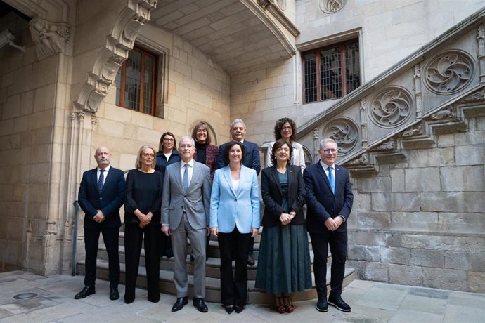 La consellera, Alícia Romero(3d), y el secretario de Estado, Jesús Gascón(3i), presiden la Comisión de Asuntos Económicos y Fiscales, en la Generalitat de Cataluña,  a 28 de febrero de 2025, en Barcelona, Cataluña (España).