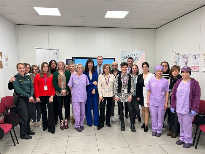 Ana Redondo visita una cooperativa de mujeres en Saldaña.