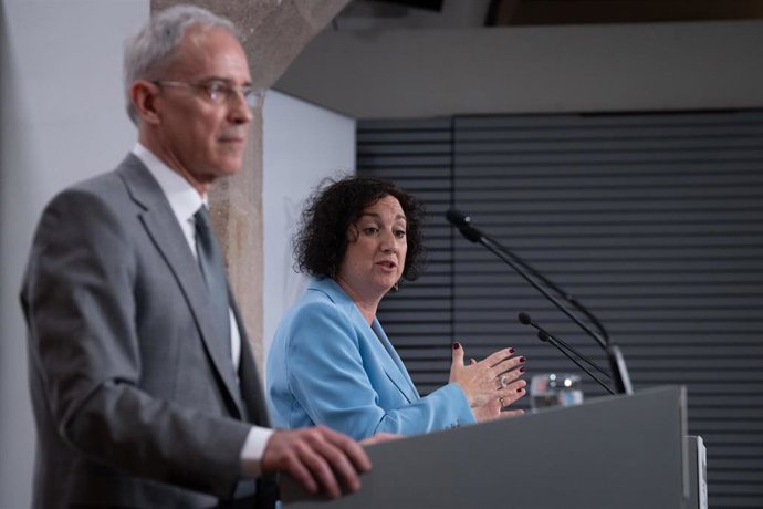 La consellera, Alícia Romero, y el secretario de Estado, Jesús Gascón, intervienen durante la rueda de prensa tras la Comisión de Asuntos Económicos y Fiscales, en la Generalitat de Cataluña, a 28 de febrero de 2025, en Barcelona, Cataluña (España).