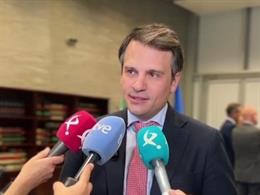 El consejero de Presidencia, Abel Bautista, atiende a los medios de comunicación en un acto en Mérida.