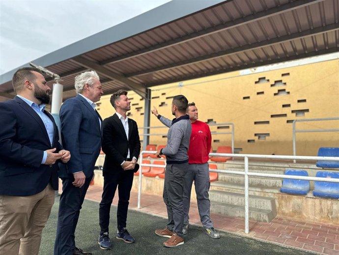 El director general de Deportes y el alcalde de Mazarrón, durante la visita a las obras realizadas