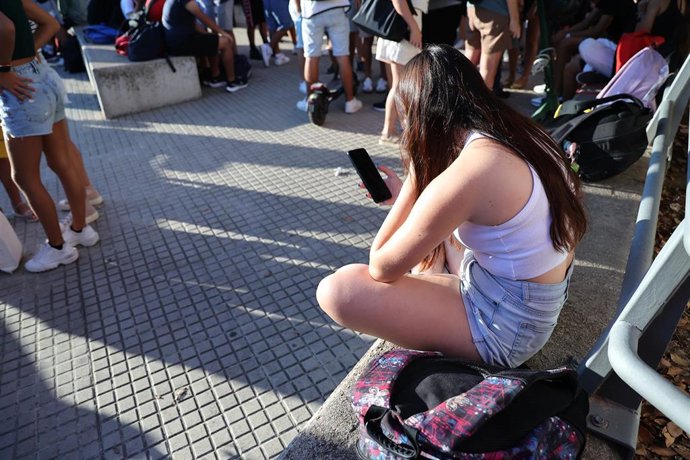 Archivo - Una niña el primer día de inicio del curso escolar.