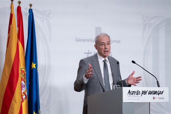 El secretario de Estado, Jesús Gascón, interviene durante la rueda de prensa tras la Comisión de Asuntos Económicos y Fiscales, en la Generalitat de Cataluña, a 28 de febrero de 2025, en Barcelona, Cataluña (España).