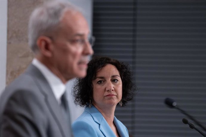 La consellera, Alícia Romero, y el secretario de Estado, Jesús Gascón, intervienen durante la rueda de prensa tras la Comisión de Asuntos Económicos y Fiscales.
