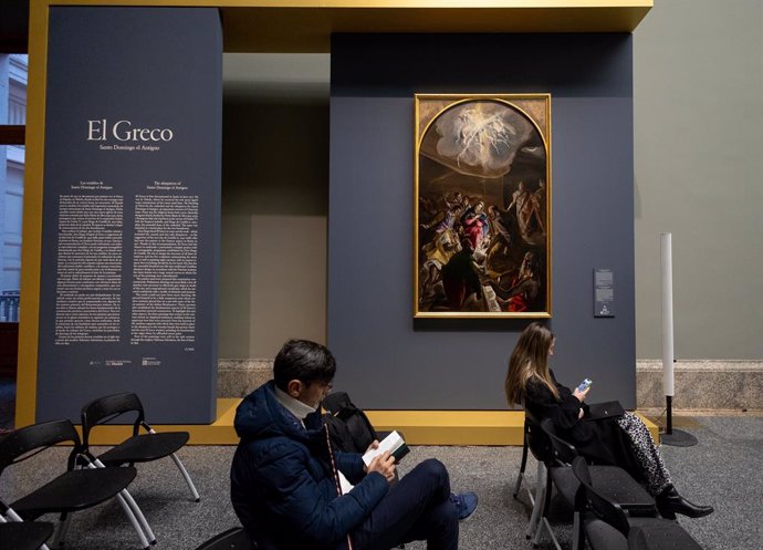 Un visitante contempla la obra 'La Asunción' de El Greco en la presentación de la exposición 'El Greco. Santo Domingo el Antiguo', en el Museo del Prado, a 17 de febrero de 2025, en Madrid (España). La exposición, que ha contado con el patrocinio de la Fu