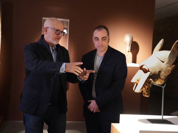 El comisario de la exposición, Ángel Martín, y el diputado de Cultura de la DPH, Carlos Sampériz.