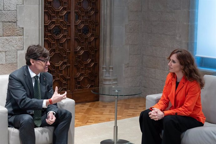 La ministra de Sanidad, Mónica García, se reúne con el presidente de Cataluña, Salvador Illa, en la Generalitat de Cataluña, a 28 de febrero de 2025, en Barcelona, Cataluña (España).