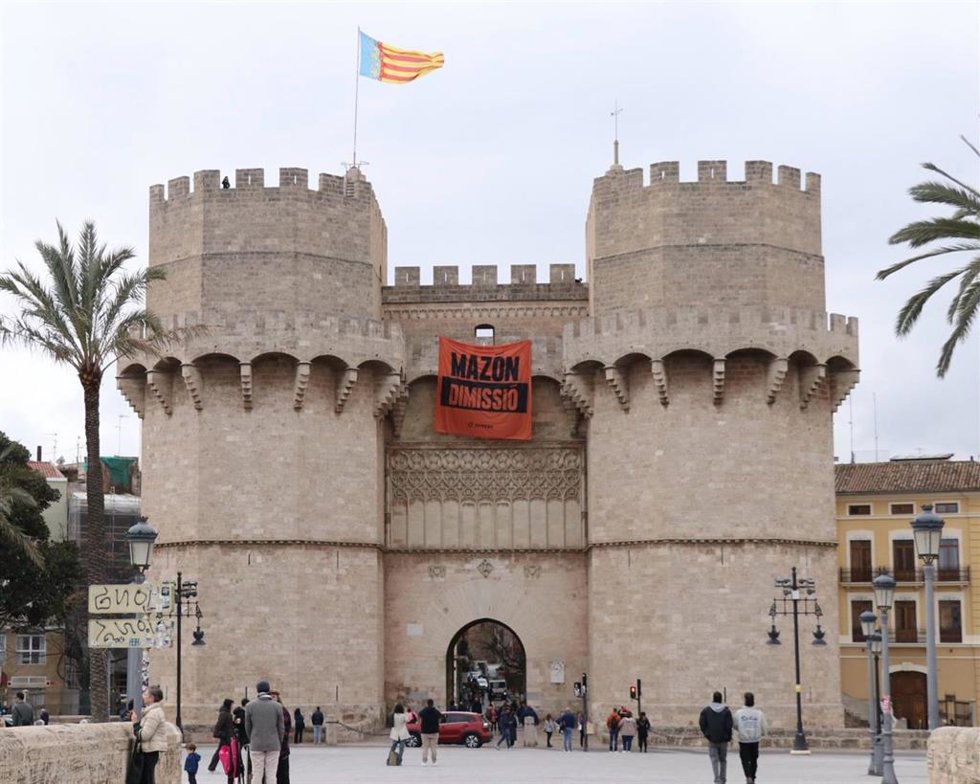 Las juventudes de Compromís cuelgan una bandera gigante exigiendo la dimisión de Mazón