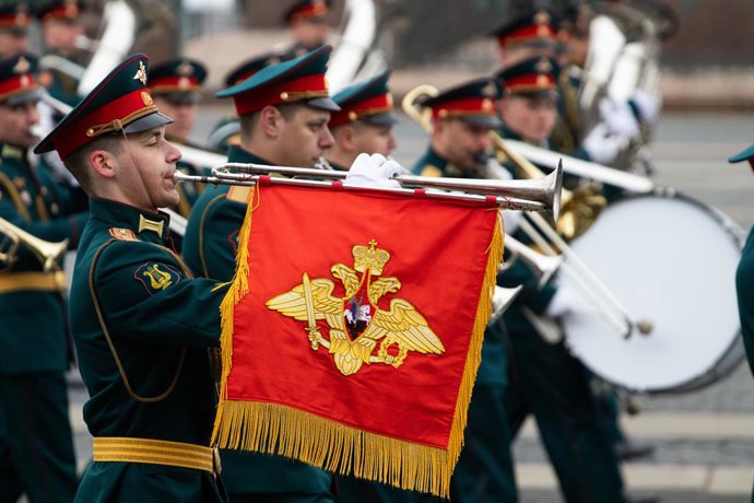 Archivo - Arquivo - 5 de maio de 2024, São Petersburgo, Rússia: Banda de metais militar russa durante o ensaio geral do Desfile da Vitória na Praça do Palácio. Em 9 de maio de 2024, a Rússia celebrará o Dia da Vitória na Grande Guerra Patriótica pela 79ª 