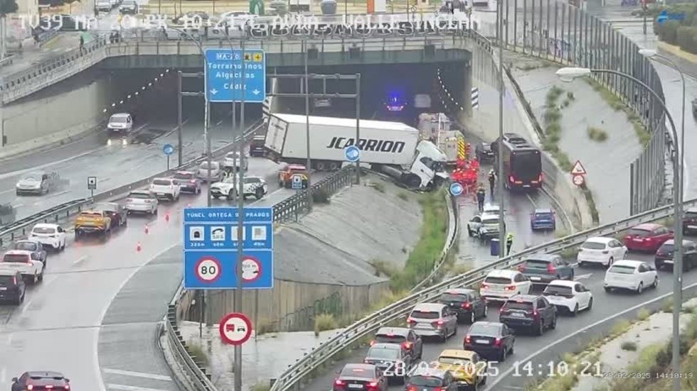 Un aparatoso accidente en la MA-20 en el falso túnel de Carlos Haya deja un gran camión cruzado en la calzada y tráfico lento en la zona.